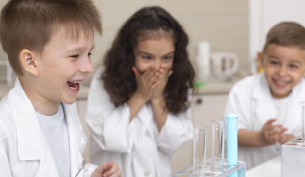 Des enfants surpris par une réaction chimique