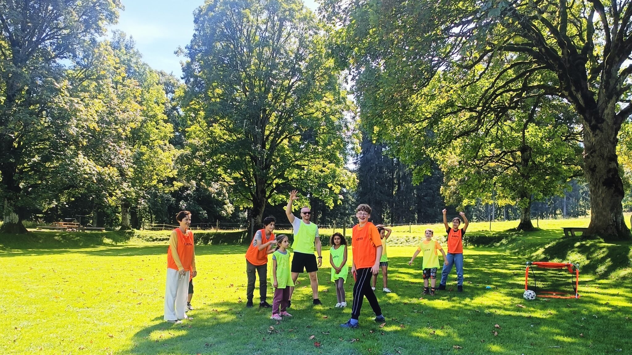 Un groupe fait un jeu sportif en extérieur.